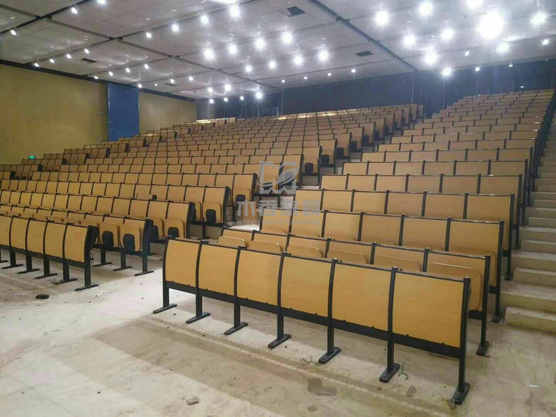 学校阶梯座椅(图1)